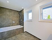 modernes Tageslichtbad mit Badewanne