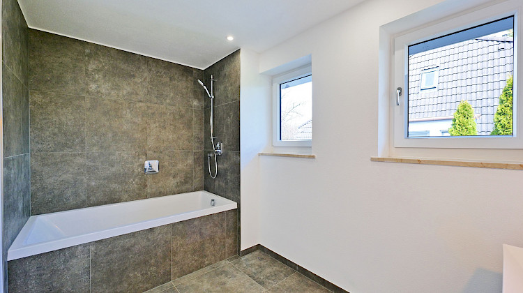 modernes Tageslichtbad mit Badewanne