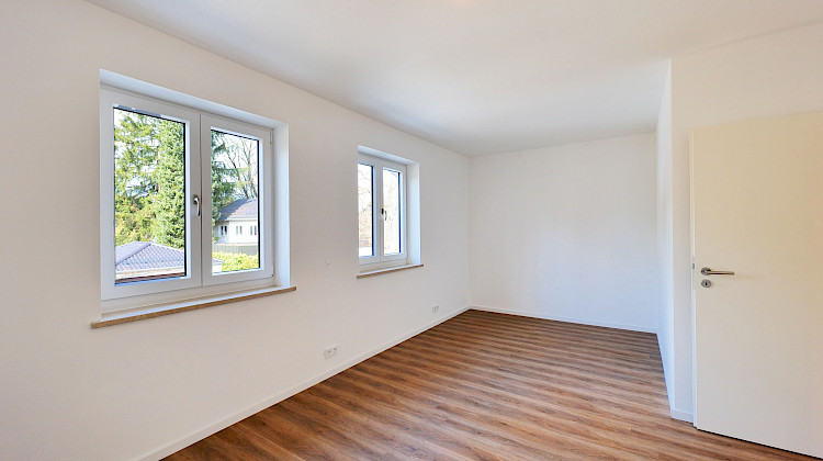geräumiges Elternschlafzimmer zur Westseite