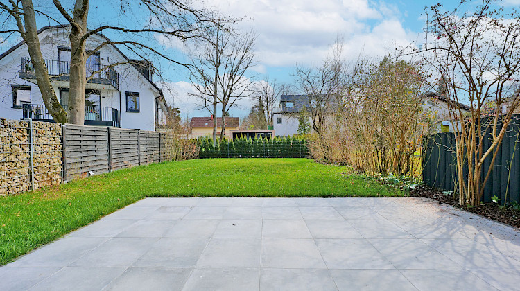 ausgedehnte Terrasse mit Gartenblick