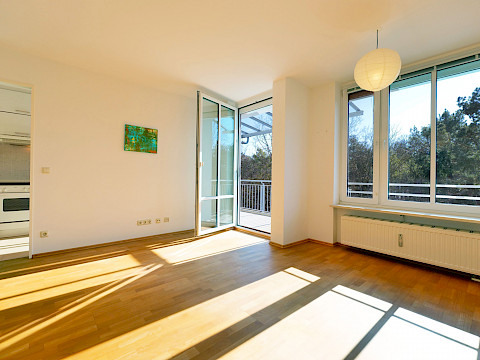 lichtdurchströmtes Wohnzimmer